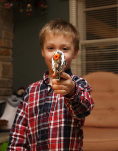 iperattività bambini - bambino con pistola